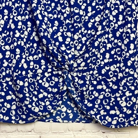 W5 Blue and White Print Short Sleeve Twist Front Top - Picture 3 of 9